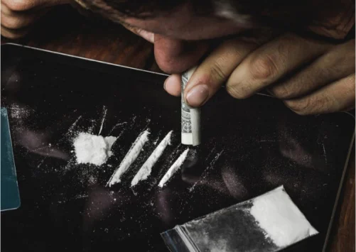 парень нюхает первитин